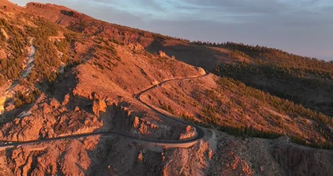 Aerial panoramic dramatic view of a wilderness mountain peak and a road forest 스톡 동영상 173251217