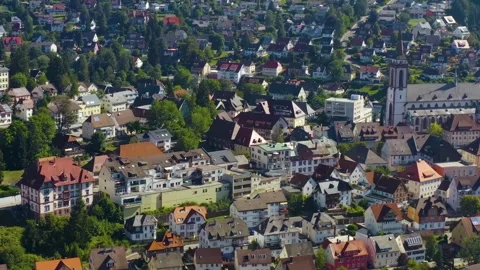 Aerial panoramic view above the cit Titisee-Neustadt  Vidéo 345003559