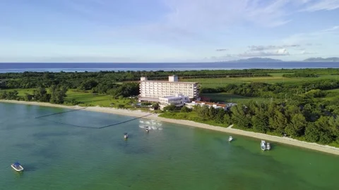 Aerial panoramic view of beachfront hotel resort in Ishigaki Vídeo Stock 336696899