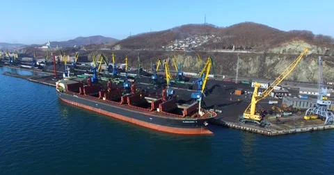 Aerial panoramic view of the cargo cranes, loading coal into the bulk cargo ship Video stock 65278945