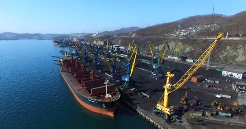 Aerial panoramic view of the cargo cranes, loading coal into the bulk cargo ship Video stock 65280488
