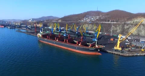 Aerial panoramic view of the cargo cranes, loading coal into the bulk cargo ship Video stock 65280566