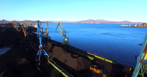 Aerial panoramic view of the cargo cranes, loading coal into the bulk cargo ship Video stock 65284725