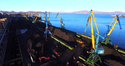 Aerial panoramic view of the cargo cranes, loading coal into the bulk cargo ship Video stock 65285006
