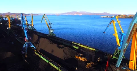 Aerial panoramic view of the cargo cranes, loading coal into the bulk cargo ship Video stock 65285108