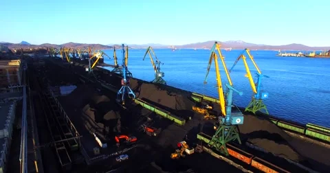 Aerial panoramic view of the cargo cranes, loading coal into the bulk cargo ship Video stock 65285902