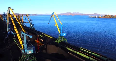 Aerial panoramic view of the cargo cranes, loading coal into the bulk cargo ship Video stock 65286278
