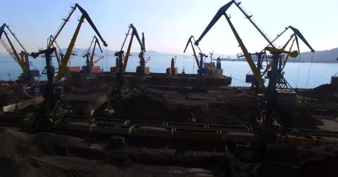 Aerial panoramic view of the cargo cranes, loading coal into the bulk cargo ship Video stock 65288208