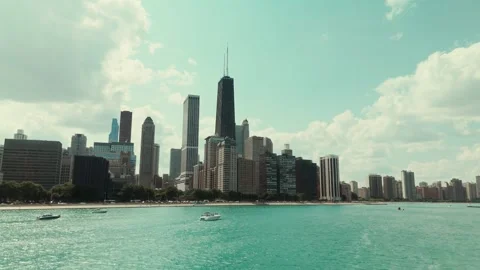 Aerial panoramic view of Chicago skyline and Lake Michigan Video stock 343560430