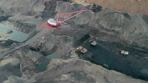 Aerial panoramic view of a coal mining quarry. Heavy mining machinery and dump Video stock 171762813