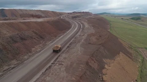 Aerial panoramic view of a coal mining quarry. Heavy mining machinery and dump 스톡 동영상 171763296