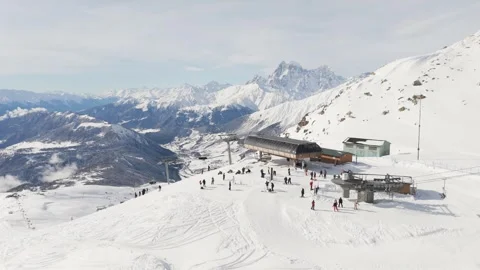 Aerial panoramic view crowded Tetnuldi upper lift station with skiers and s.. 動画素材 329694582