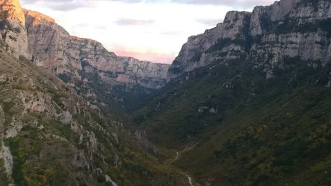 Aerial panoramic view of the impressive Vikos gorge in the Zagoria region at  Stockbeeldmateriaal 166875903