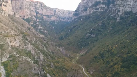 Aerial panoramic view of the impressive Vikos gorge in the Zagoria region at  Stockbeeldmateriaal 166876455