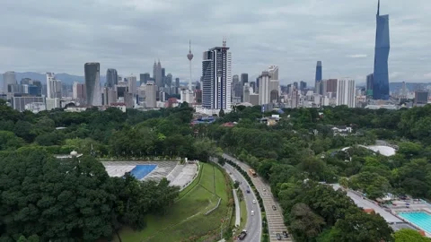 Aerial panoramic view of Kuala Lumpur with highways, parks and skyscrapers. Vidéo 343391860