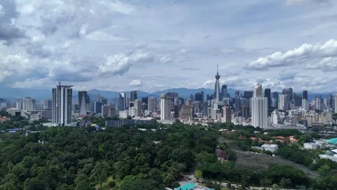 Aerial panoramic view of Kuala Lumpur skyline with iconic buildings and parks Vidéo 343392033