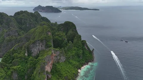 Aerial panoramic view of landscape of Ko Phi Phi Le Thailand 스톡 동영상 266666037