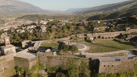 Aerial panoramic view massive stone Gjirokaster Castle on hilltop, surround.. Stock-Footage 333260697