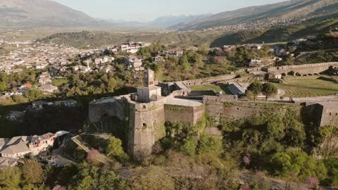 Aerial panoramic view massive stone Gjirokaster Castle on hilltop, surround.. 库存影片 333457190