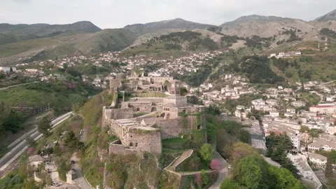 Aerial panoramic view massive stone Gjirokaster Castle on hilltop, surround.. Vídeos de archivo 333565273