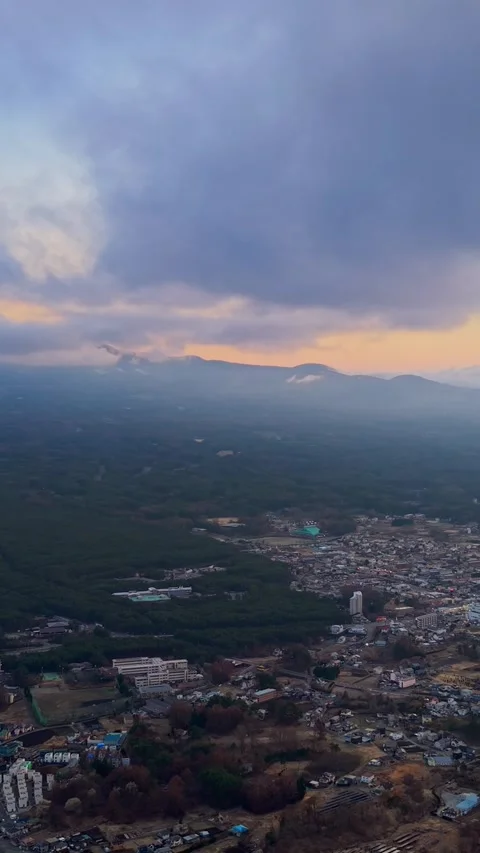 Aerial panoramic view of mount Fuji and surrounding Fujiyoshida city during.. Vidéo 335260230