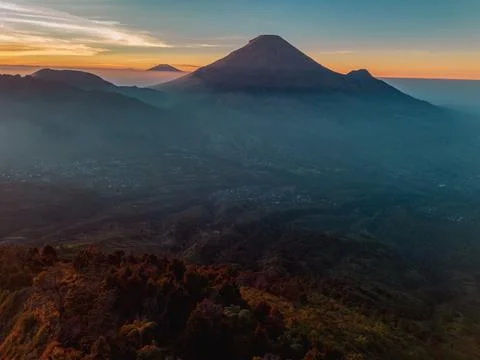 An aerial panoramic view of Mount Sindoro set against a golden-blue sky 库存照片
