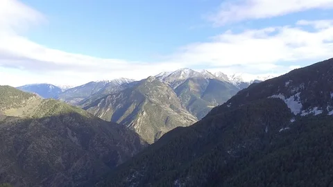 AERIAL PANORAMIC VIEW OF THE MOUNTAINS IN THE BACKGROUND 库存影片 101778982