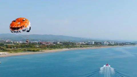 Aerial panoramic view of Parasailing in Turkey. Vídeo Stock 229156741