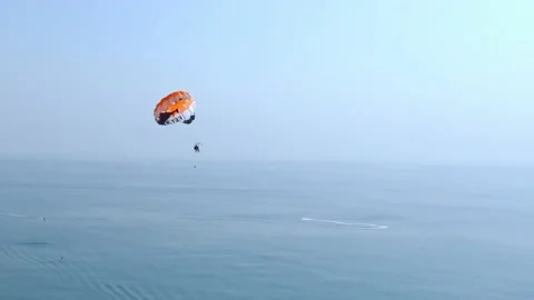 Aerial panoramic view of Parasailing in Turkey. Vídeo Stock 229163833