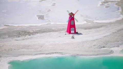 Aerial Panoramic View of Red Windmill Landmark in Dachaidan Emerald Lake Vidéo 341861839