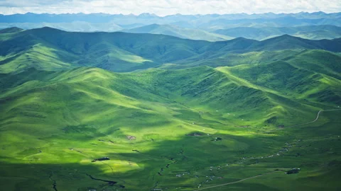 Aerial Panoramic View of Yellow River Meandering through Mountain Ranges 스톡 동영상 346965488