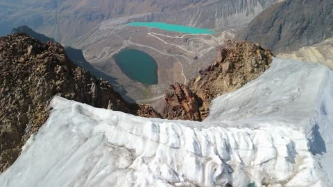 Aerial Parallax Looking Down Above Montaña Mateo Peak, Cordillera Blanca, Peru Vidéo 314649993