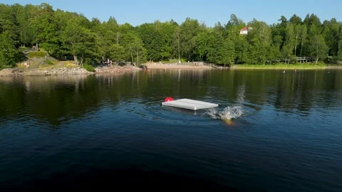 Aerial Parallax of Man Diving From Floating Platform Into Öresjö Lake Sweden Vidéo 332054475