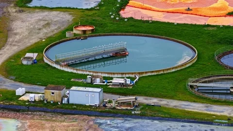 Aerial Parallax View of Circular Clarifier and Orange Sludge Pools at Vidéo 333315062