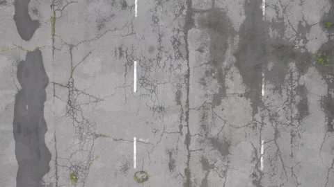 Aerial parallel flyby of empty textured multi-lane highway in state of neglect Vídeos de archivo 231356448