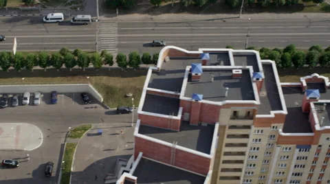 Aerial parallel move along road with roofs UHD 4K Vidéo 46227200