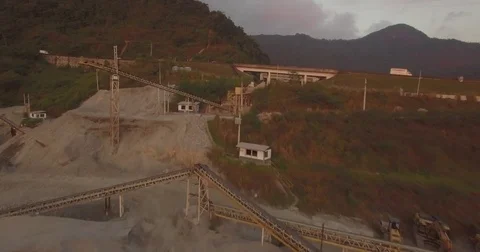 Aerial passing conveyor belt constructions at iron ore mine Vídeos de archivo 80965679