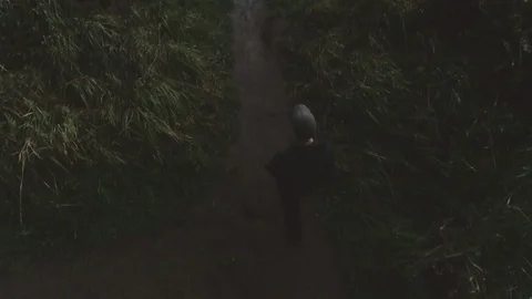 Aerial of person walking through forest near beach and sea with rocks, Oregon Vidéo 123745423