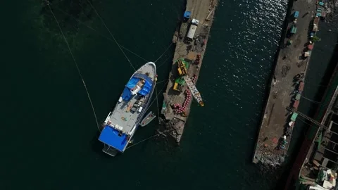 An aerial perspective of a boat securing at a dock. Ideal for business concept Vídeos de archivo 335300790