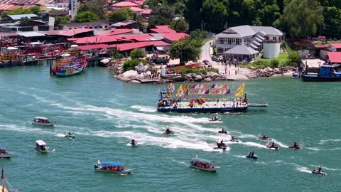 Aerial perspective captures Mazu procession at sea Vidéo 332155150