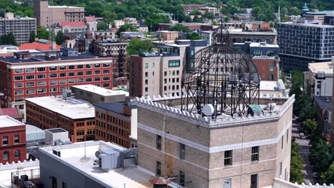 Aerial perspective of McKay Tower and downtown architecture in Grand Rapids Vidéo 345918998