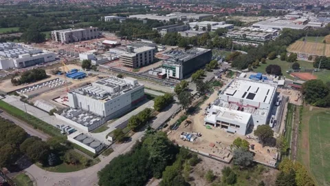 Aerial perspective of a modern computing campus with multiple secured buildings Vídeos de archivo 346013620