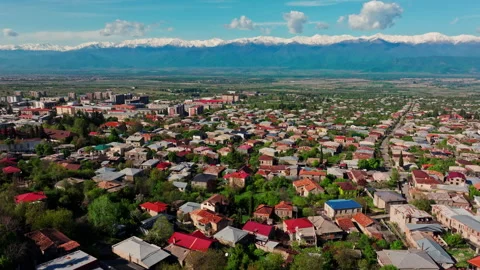 Aerial perspective over Telavi, capturing the Georgian city, surrounding Vídeo Stock 333169226
