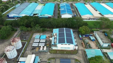 Aerial perspective of a sprawling industrial facility with integrated solar.. Video stock 335192133
