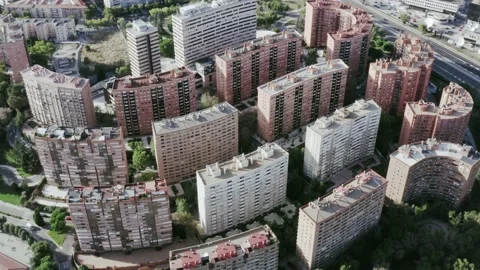 Aerial plane of angular drone traveling in of buildings and houses of nice Vídeos de archivo 140237892