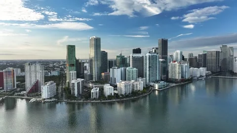 Aerial Pull-Away from Miami Skyline - 4K 60fps 库存影片 329087742