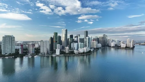 Aerial Pull-Away from Miami Skyline - 4K 60fps 库存影片 329087762
