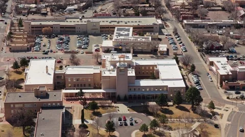 Aerial Pull Away Over the Circular New Mexico State Capitol Building in Santa Vídeos de archivo 331437783