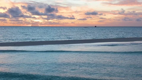 Aerial pull away of sandy spit leading from Nosy Iranja island  at sunset. Close 스톡 동영상 122090397
