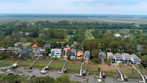 Aerial pull away shot of oceanfront homes on Fripp Island. Stock Footage 310403970
